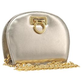Borsa a tracolla Salvatore Ferragamo Gancini Chain in pelle oro Auth hk4135A