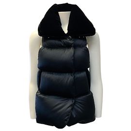Gilet puffer en soie noire Thomas Wylde avec col clouté en velours