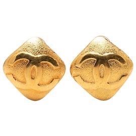 Pendientes de clip Chanel Gold CC chapados en oro con motivo de rombo