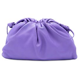 Bottega Veneta The Mini Pouch Crossbody em pele de cordeiro roxa