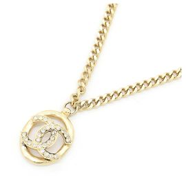 Collar con colgante Chanel de metal dorado y strass