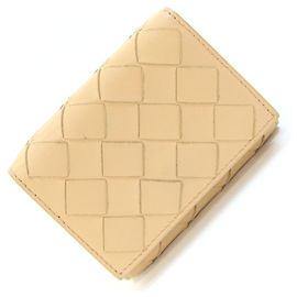 Carteira tri-fold em couro bege Bottega Veneta