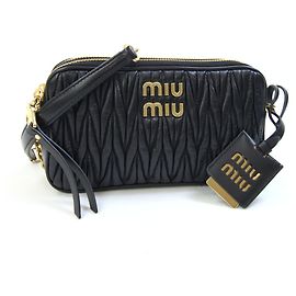 Bolsa de Ombro Miu Miu Matelassé em Couro Preto