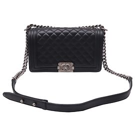 Chanel Boy Handtasche aus schwarzem Leder