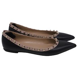 Valentino Garavani Rockstud Ballerinas mit spitzer Kappe aus schwarzem Leder