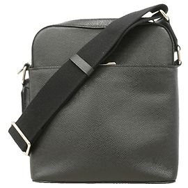 Bolsa de Ombro Louis Vuitton Taiga Anton Pochette