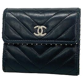 Carteira tri-fold Chanel em pele de cordeiro preta