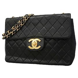 Bolsa de ombro Chanel em pele de cordeiro preta