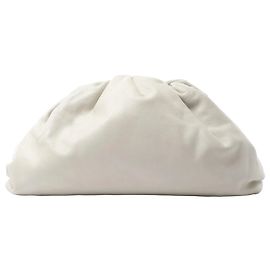 Bottega Veneta The Pouch Borsa a pochette oversize in pelle Beige