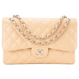 CHANEL - Sac à bandoulière Classique/Timeless Jumbo Chanel en cuir caviar beige