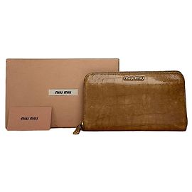 Portefeuille zippé Vintage Miu Miu en cuir effet crocodile c. fin des années 2000 Tan