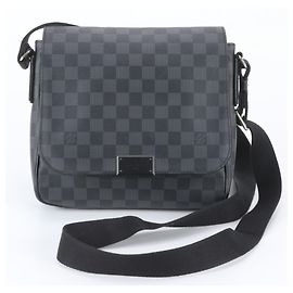 Louis Vuitton Damier Graphite District PM Schultertasche