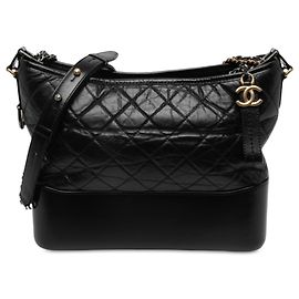 Chanel Gabrielle Crossbody de piel de becerro envejecida negra Medium