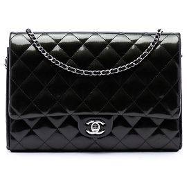 Clutch de aba Chanel Black CC acolchoada em verniz estriado com corrente
