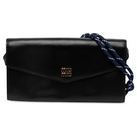 Miu Miu Wallet on Strap aus weichem schwarzem Kalbsleder mit Logo