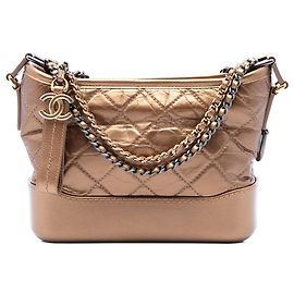 Chanel Gabrielle Hobo Small en piel de becerro envejecida metalizada acolchada Marrón