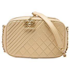 Bolsa Chanel Coco Boy Camera Small em pele de cordeiro acolchoada dourada