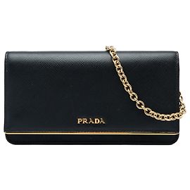 Carteira de corrente Prada em couro Saffiano preto com barra de metal