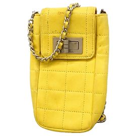 Bolsa de ombro Chanel 2.55 em pele de cordeiro amarela