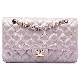 Bolsa de Ombro Chanel Medium Classic Double Flap em pele de cordeiro iridescente rosa