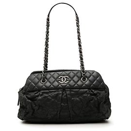 Borsa Bowling Chanel Chic Quilt in vitello iridescente matelassé nera