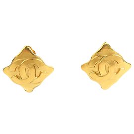 Pendientes de clip Chanel CC chapados en oro en forma de rombo