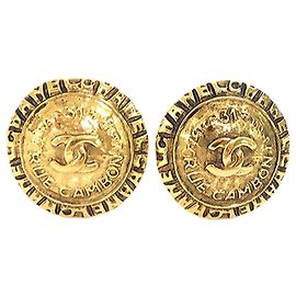 Boucles d'oreilles clips rondes Chanel CC plaquées or