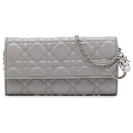Portafoglio con catena Lady Dior in pelle d'agnello Cannage grigio Dior
