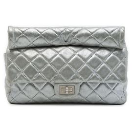 Clutch Roll Reissue 2.55 Chanel em pele de cordeiro metálica acolchoada prateada