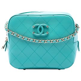 Borsa Camera Chanel in vitello smaltato blu con cuciture CC