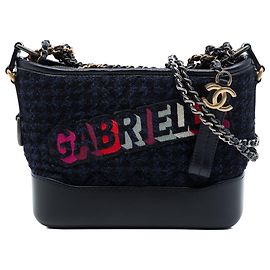 Chanel Gabrielle Crossbody Small em Tweed Azul e Pele de Cordeiro Bordada