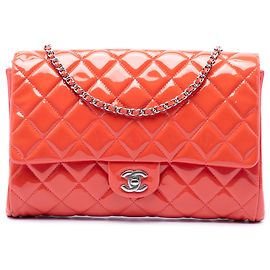 Chanel CC gesteppte Lackleder-Klutch mit Klappe und Kette in Rosa