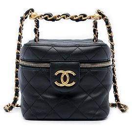 Petit Vanity Case Chanel en veau matelassé noir avec chaîne et barre