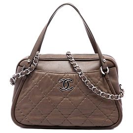 Bolso Satchel Relax CC Chanel de piel de becerro iridiscente acolchada marrón