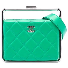 Chanel Clutch Convertibile in Lambskin Matelassé Verde con Barra in Metallo CC