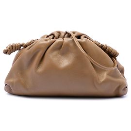 Bottega Veneta The Mini Pouch Crossbody in nappa marrone