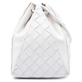 Bottega Veneta Bolso cubo Mini Knot en Nappa Intrecciato blanco