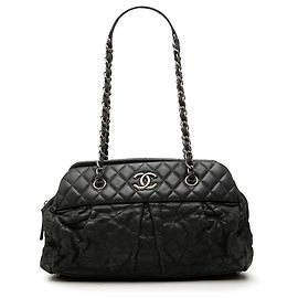 Bolsa Bowling Chanel Chic Quilt em couro de bezerro iridescente matelassê preto