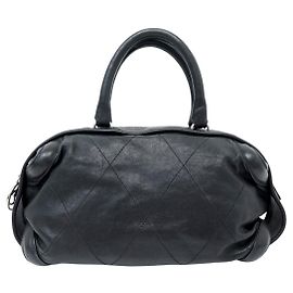 CHANEL BOSTON BOWLING HANDTASCHE AUS SCHWAREM GENARBTEM LEDER STEPPEN LOGO CC BAG