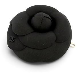 NOVA BARRETTE CHANEL AA9627 FLOR DE CAMÉLIA EM SEDA PRETA + CAIXA