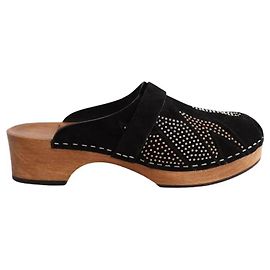 Autre Marque Sabots slides pretos com detalhes de tachas