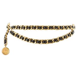 CHANEL - Ceinture Médaillon Chanel en chaîne dorée et cuir lisse noir vintage