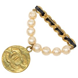 Broche Chanel Gold CC chapado en oro con cadena de perlas sintéticas