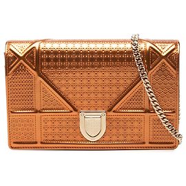 Portafoglio Diorama Wallet on Chain Dior in pelle verniciata metallizzata arancione Microcannage