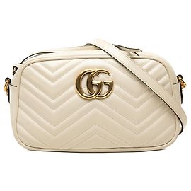 Gucci Small GG Marmont Crossbody aus gestepptem Leder in Weiß