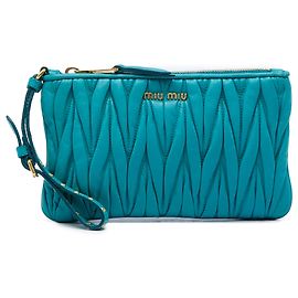Clutch Miu Miu em pele de cordeiro Matelassé azul