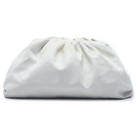 Bottega Veneta The Pouch en piel de cordero blanca