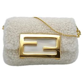 Borsa a tracolla Fendi Nano Bucket in pelle di pecora con catena Boa