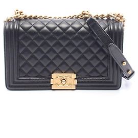 Borsa a tracolla Chanel Boy in pelle di vitello martellata nera
