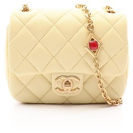 Bolsa de Ombro Chanel Mini Matelassé em pele de cordeiro amarela